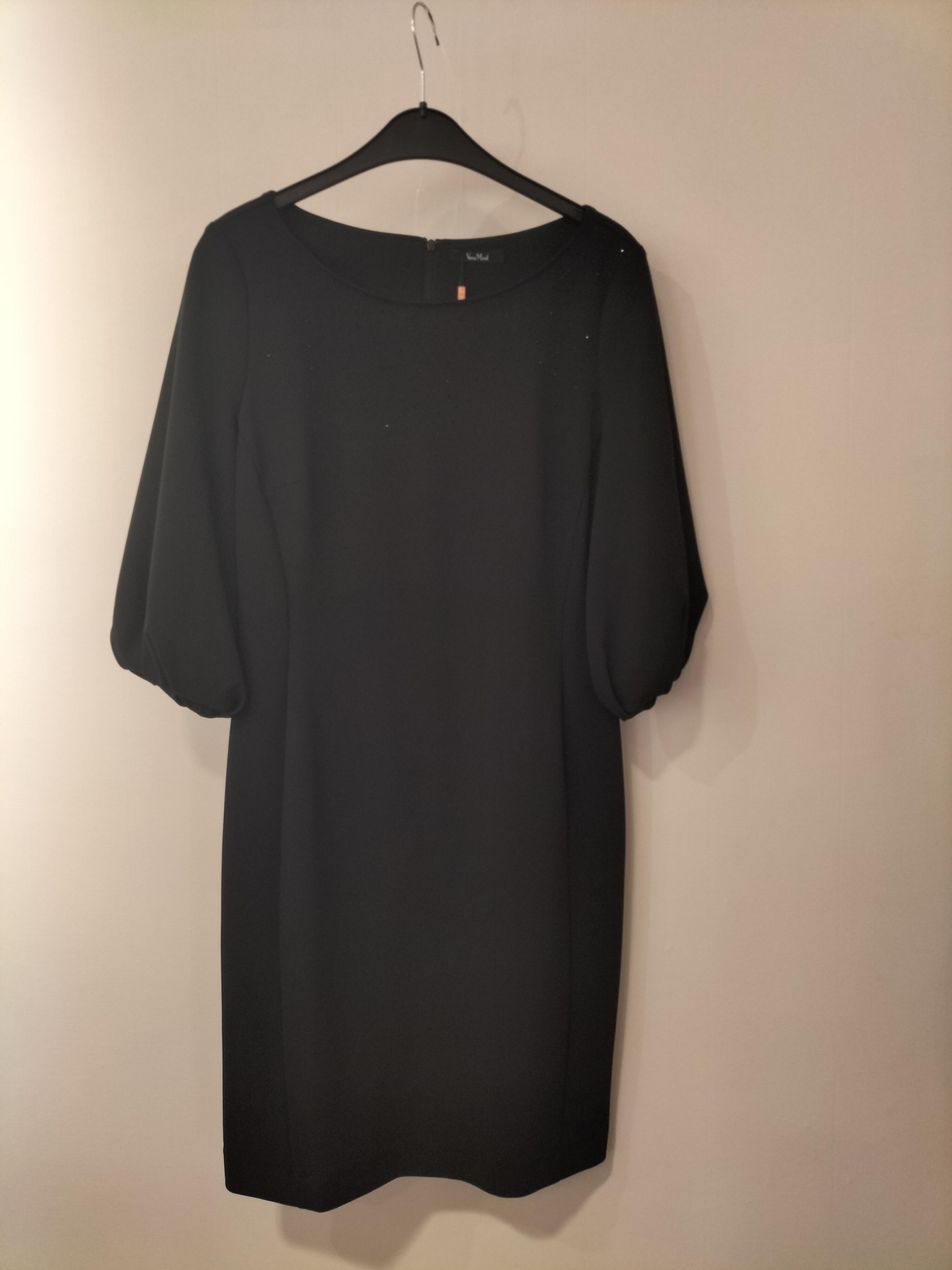 Zwarte jurk van het merk Vera Mont, glittertjes op